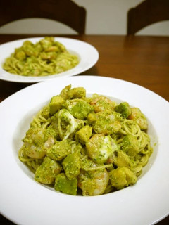 A picture of Spaghetti Genovese with Prawn, Avocado & Cheese.