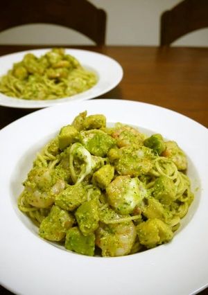A picture of Spaghetti Genovese with Prawn, Avocado & Cheese.