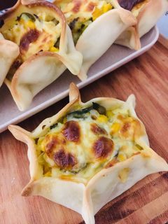 Una foto de CANASTITAS DE ZAPALLITOS, VEGETALES 🌶🌽🧅🧄🫑🥕VARIOS Y 🧀QUESOS🧀