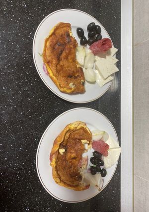 O poză a rețetei Omletă cu brânză, salam și cașcaval.