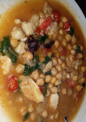 A picture of Cigrons amb Bacallà i Espinacs (Chickpeas with Cod and Spinach).