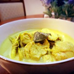A picture of Opor Ayam (chicken in coconut milk).