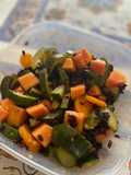 Riso venere con salmone, papaya e zucchine