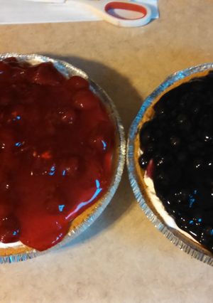 A picture of No bake strawberry and blueberry pies.