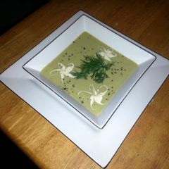 A picture of creamy potatoes and leeks soup.