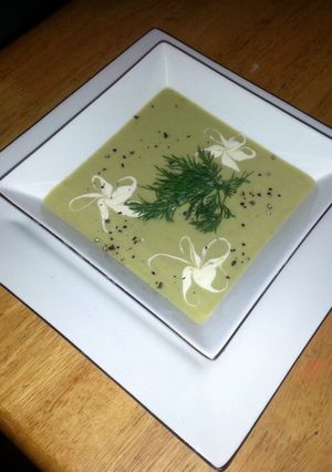 A picture of creamy potatoes and leeks soup.