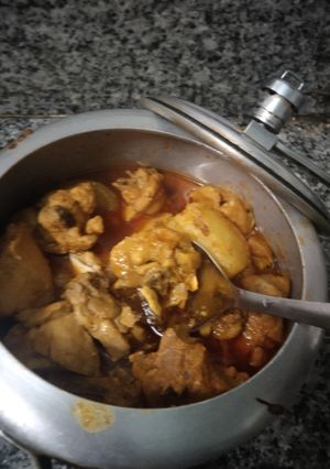 প্রেসার কুকার চিকেন(Pressure cooker chicken recipe in Bengali) রেসিপির প্রধান ছবি