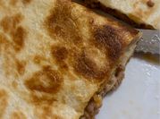Una foto de quesadillas de queso y carne picada