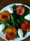 Salada de espinafre, pêssegos grelhados e muçarela de búfala