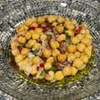 Ensalada de garbanzos con migas de bacalao
