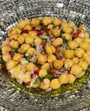 Ensalada de garbanzos con migas de bacalao