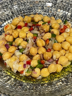 Una foto de Ensalada de garbanzos con migas de bacalao