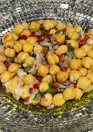 Una foto de Ensalada de garbanzos con migas de bacalao