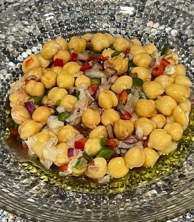 Foto principal de Ensalada de garbanzos con migas de bacalao