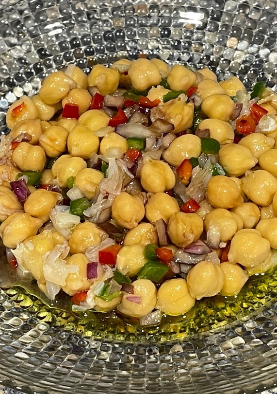 Una foto de Ensalada de garbanzos con migas de bacalao