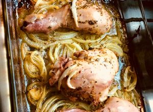 Una foto de Pollo al horno 🍗🍋enmantequillado y adobado con limón