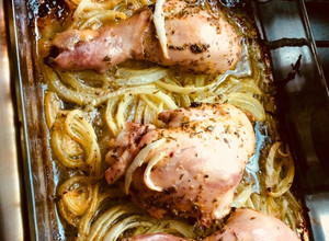 Una foto de Pollo al horno 🍗🍋enmantequillado y adobado con limón