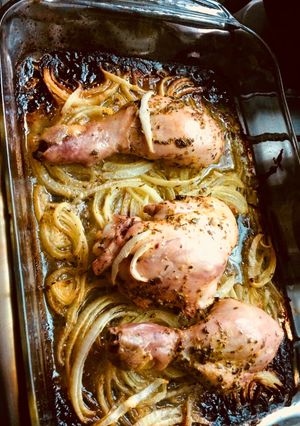 Una foto de Pollo al horno 🍗🍋enmantequillado y adobado con limón