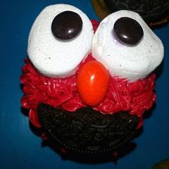 A picture of Elmo Cupcakes.