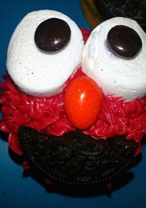 A picture of Elmo Cupcakes.
