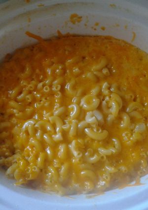 A picture of Mac n cheese.