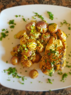 Una foto de Pechuga de pollo, con papines en salsa de mostaza