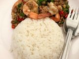 ข้าวราดกระเพรากุ้งหมูสับ