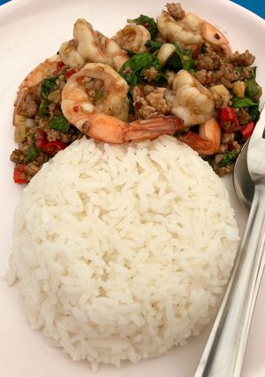รูปของ ข้าวราดกระเพรากุ้งหมูสับ
