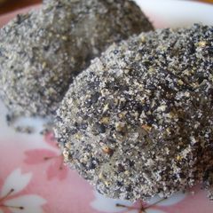A picture of Ohagi Mochi with Sesame and Kinako Soy Flour.