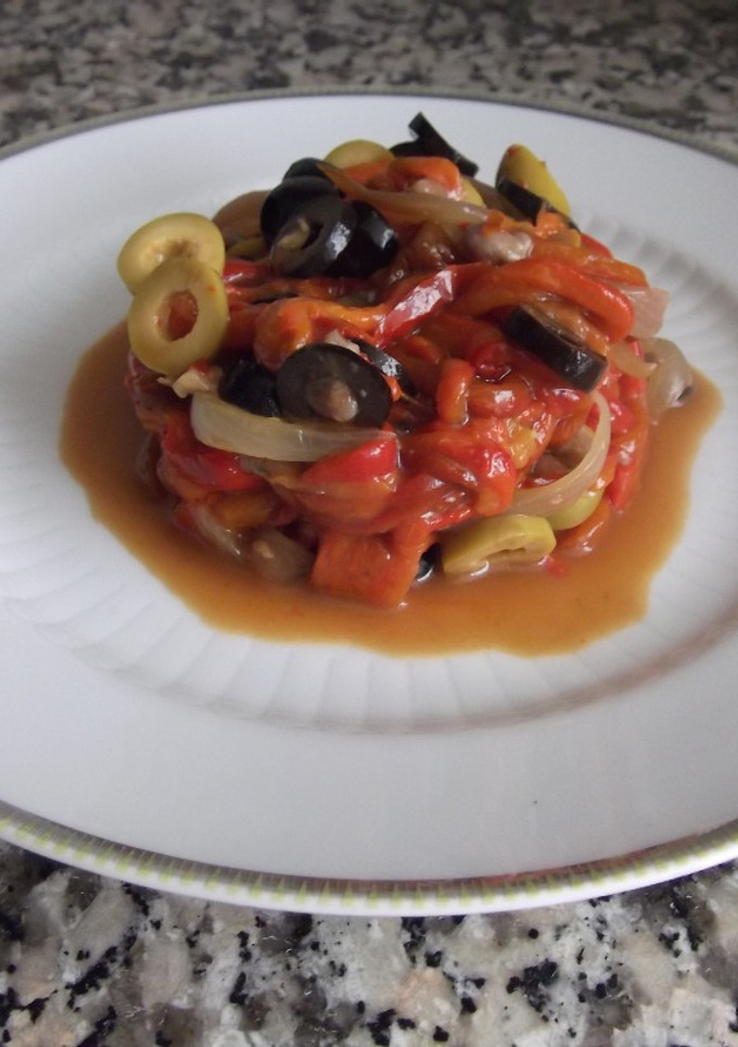 Una foto de Ensalada de pimientos asados y aceitunas