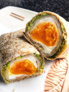 Una foto de Enrollado de aguacate, pavo y huevo 🌯🥑🥚