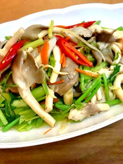 芹菜炒袖珍菇 的食譜成品照片