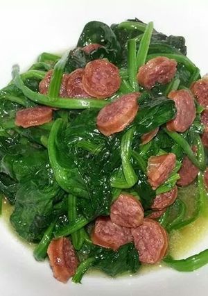 A picture of Spinach with Chinese sausage.
