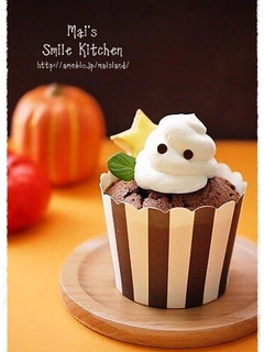 A picture of Turn Your Cupakes Into Little Ghosts for Halloween.