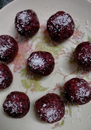 બીટ ના લાડુ (Beetroot Laddu Recipe In Gujarati) રેસીપી મુખ્ય ફોટો