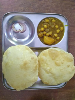 छोले भटूरे (Chole bhature recipe in Hindi) रेसिपी मुख्य फोटो