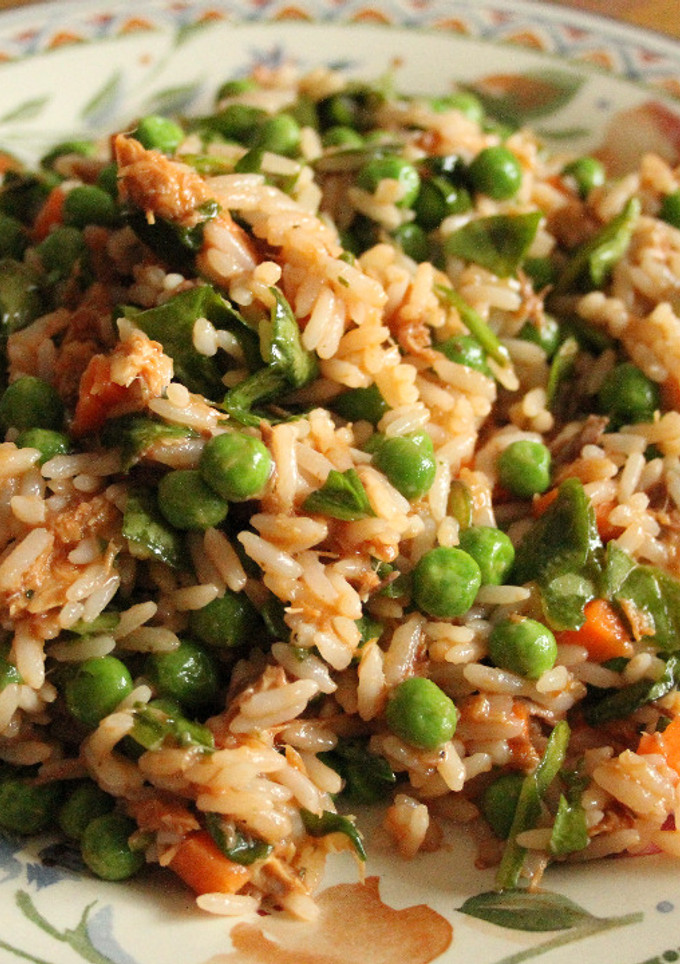 Una foto de Ensalada con arroz y caballa tomateada