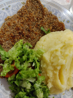 Una foto de Milanesas de carne con puré de papa sin colar
