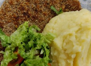 Una foto de Milanesas de carne con puré de papa sin colar