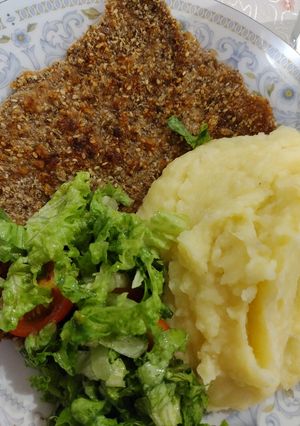 Una foto de Milanesas de carne con puré de papa sin colar