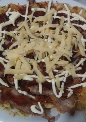 Una foto de Okonomiyaki o Tortilla Japonesa de Repollo (mi versión a la Uruguaya)
