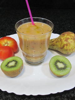 Una foto de Batido laxante de kiwis, pera y tomate