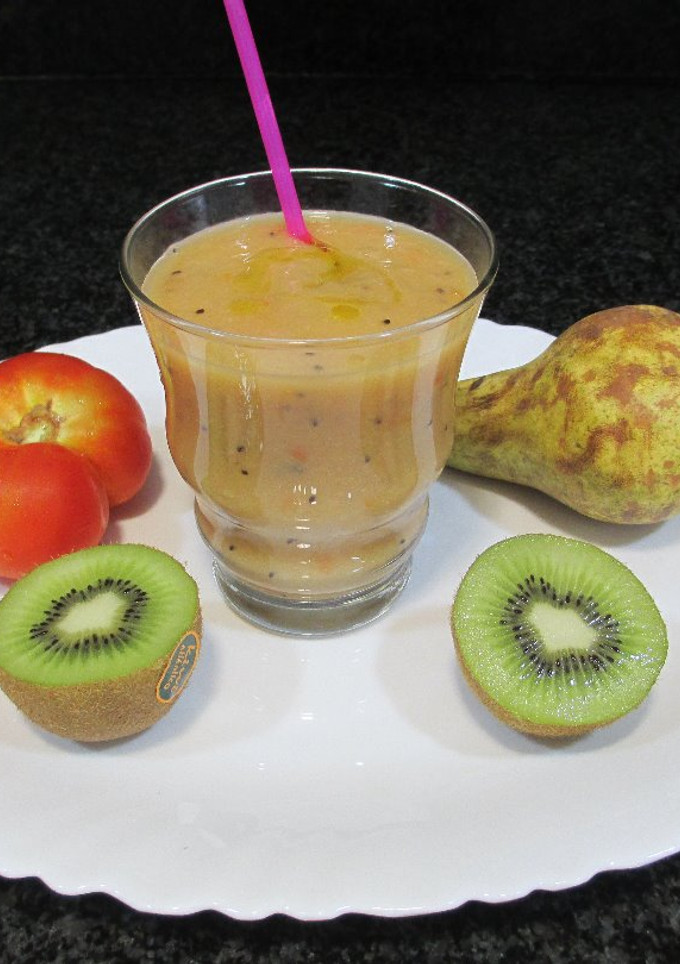 Una foto de Batido laxante de kiwis, pera y tomate