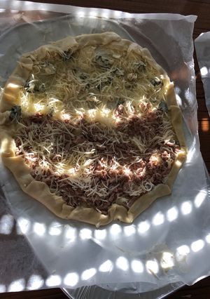 Une photo de Pizza moitié thon moitié fromage 🍕