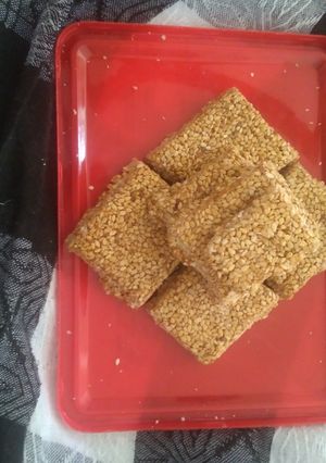 તલની ચીકી (Til Chiki Recipe In Gujarati) રેસીપી મુખ્ય ફોટો