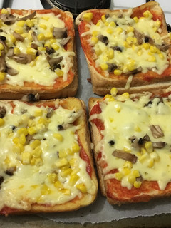 A picture of Pizza Roti Tawar.