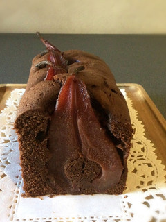 Foto di Torta al cioccolato con pere al vino rosso