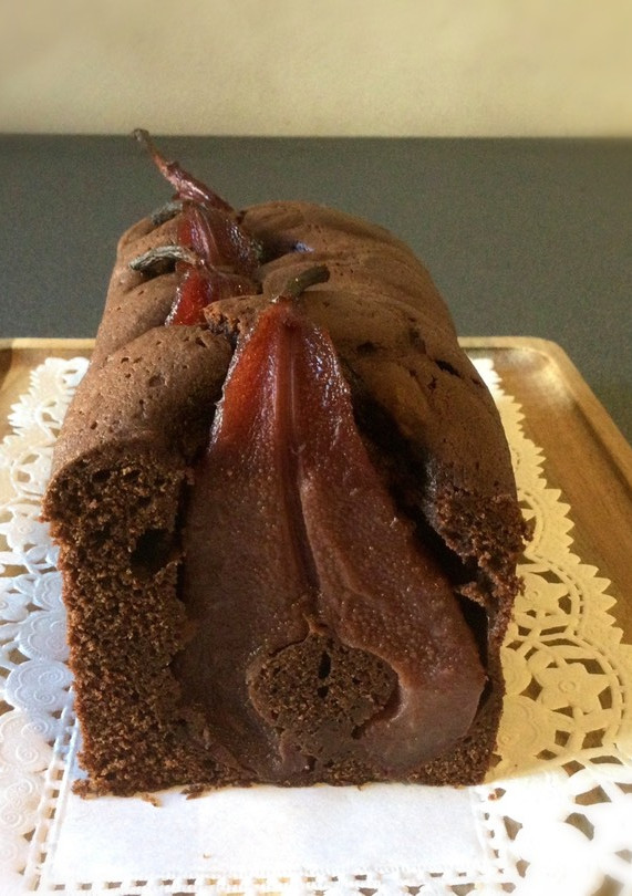 Foto di Torta al cioccolato con pere al vino rosso