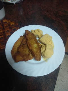Una foto de Torrijas de pan de pueblo con helado de canela