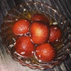 A picture of Gulab jamun.